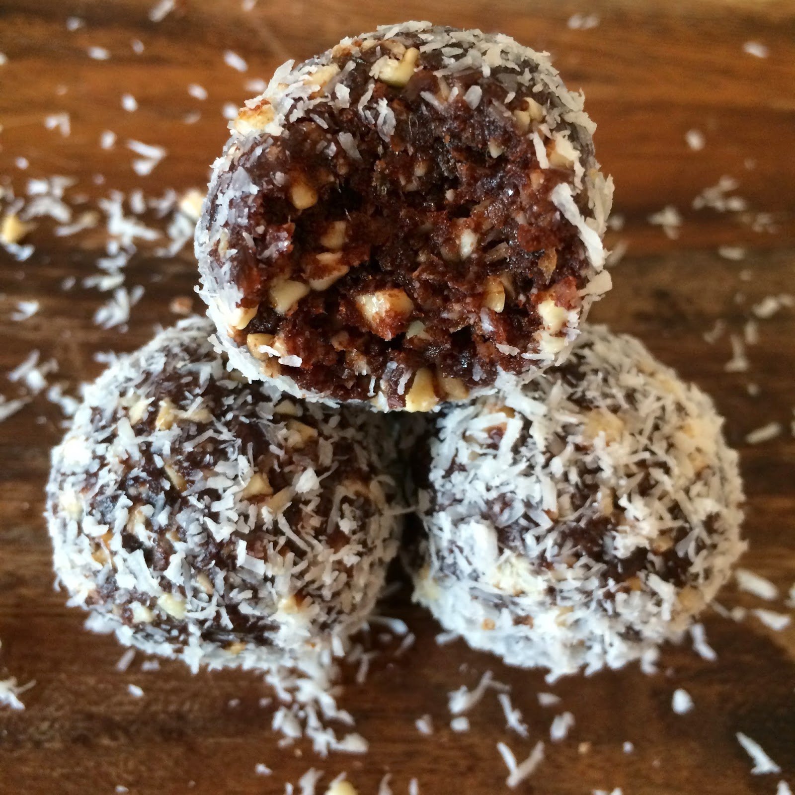 On the Corner of Mamahood and Health Raw Recipe Chocolate Energy Bar