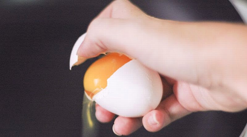 Trik Pecahkan Telur dengan Satu Tangan