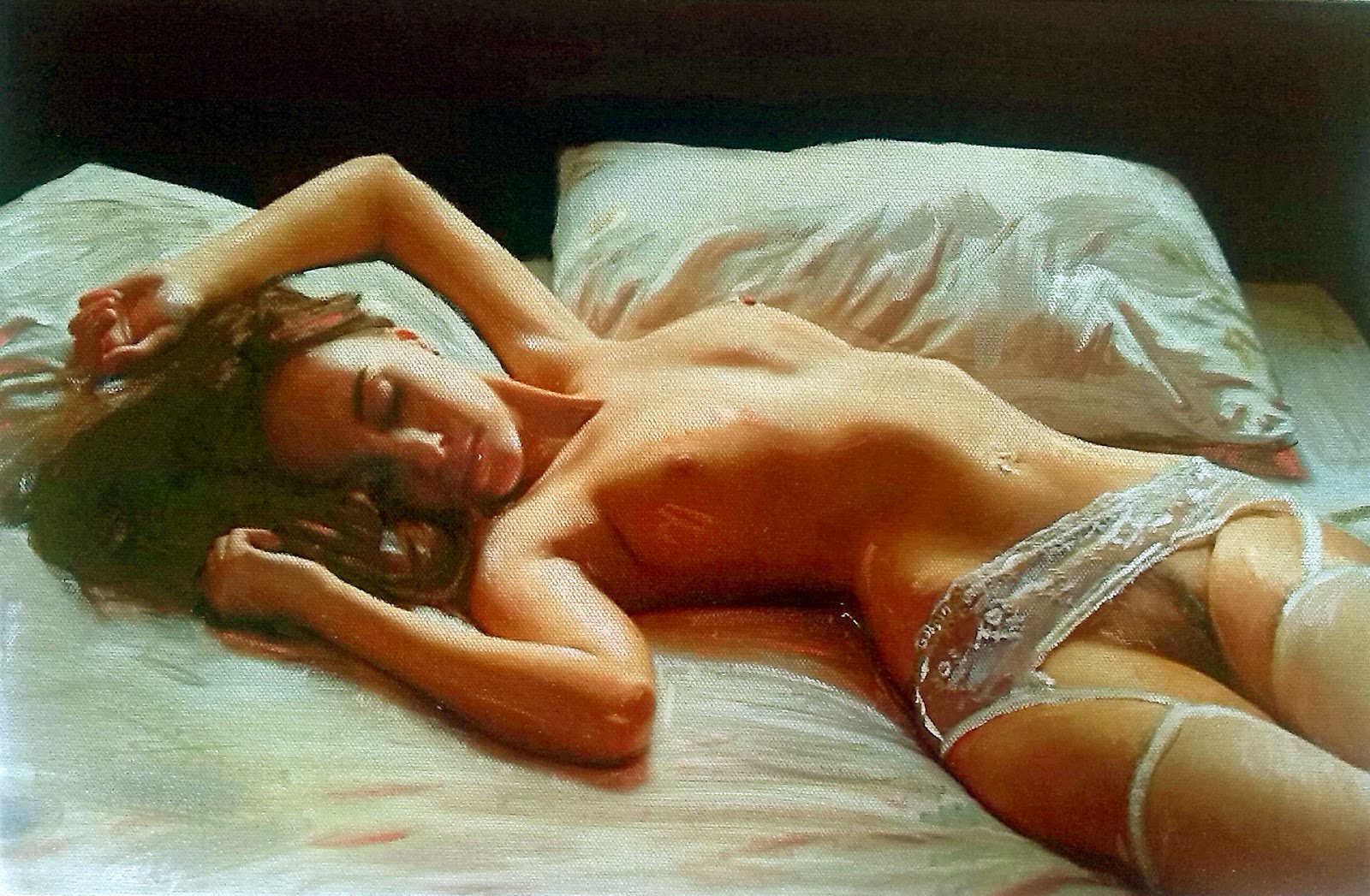 Очаровательная брюнетка снимает трусики