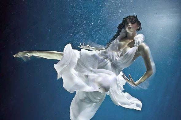 Zena Holloway fotografia fashion subaquática mulheres flutuando água Zena Holloway fotografia fashion subaquática mulheres flutuando água