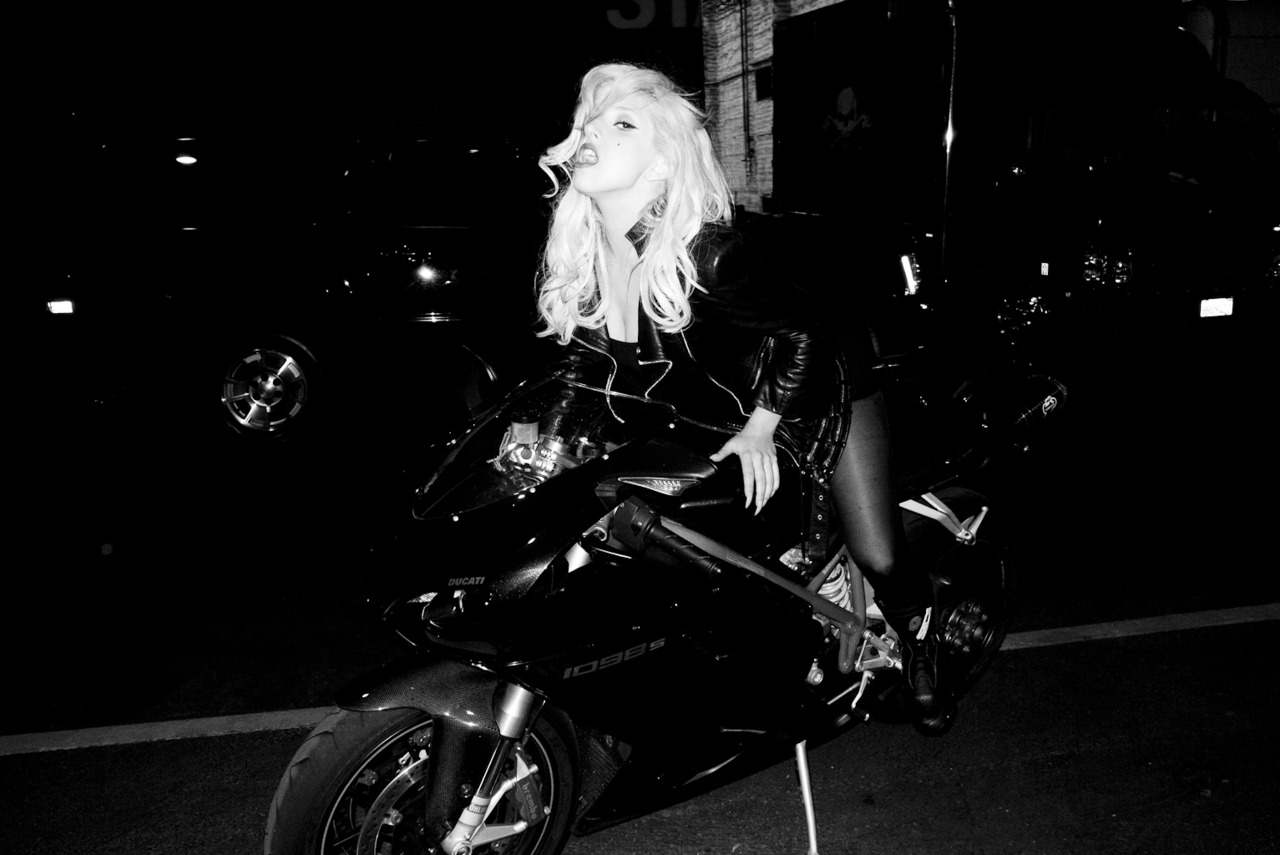 http://2.bp.blogspot.com/-QkabP7ISGzQ/Tywe5BQt1uI/AAAAAAAAXfU/Re0ajSjci2A/s1600/Lady-Gaga-Terry-Richardson-Homotography-2.jpg