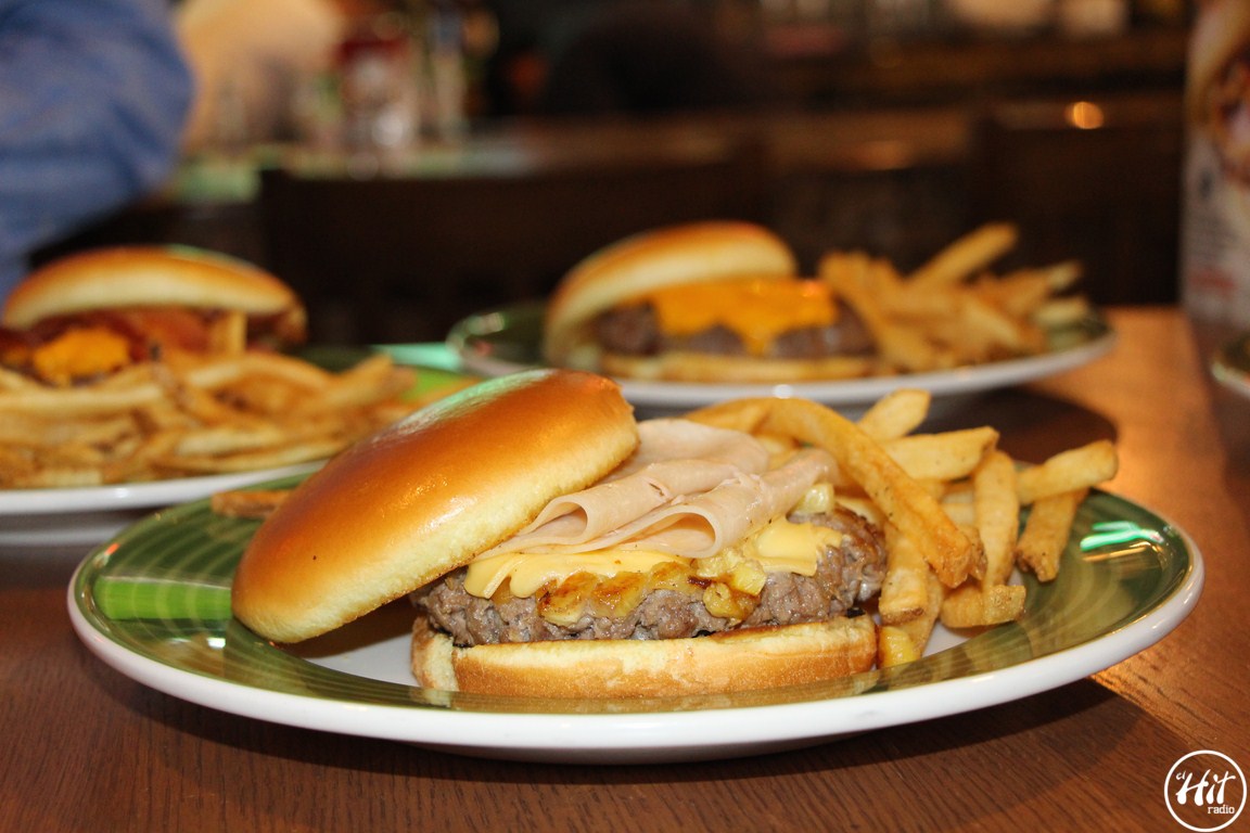 Applebee´s presenta las nuevas “ALL IN BURGERS” El HIT GUATE RADIO