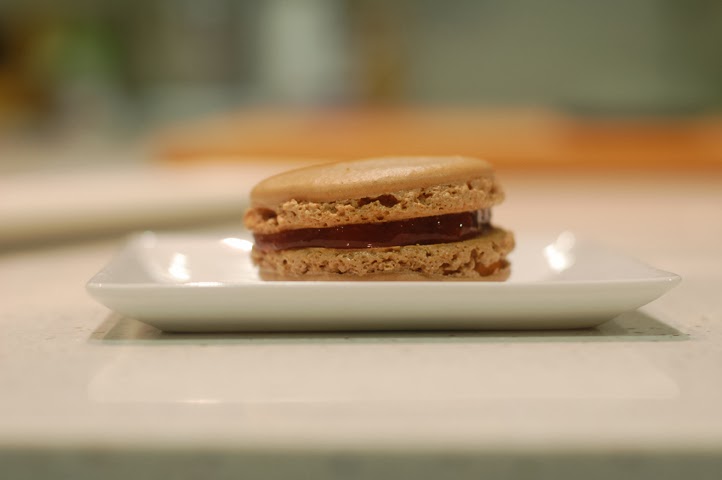 Macarons De Chocolate Con Fresas Y Naranja
