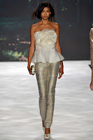 Златен панталон с топ пеплум на Badgley Mischka Златен панталон с топ пеплум на Badgley Mischka
