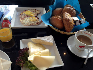 Frühstücken im Café Rico auf der Mittelstraße
