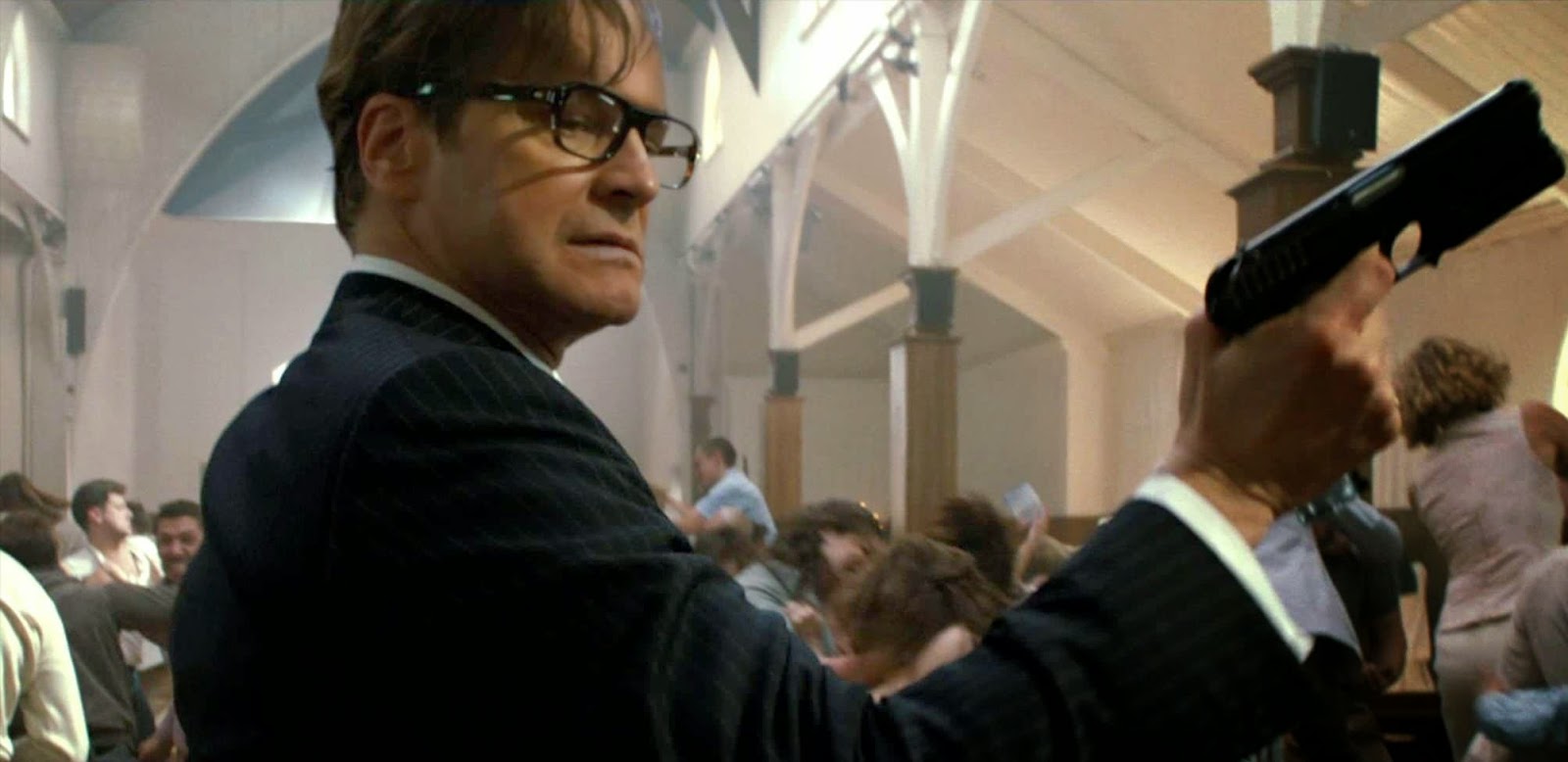 Kingsman O Serviço Secreto Cena de briga no bar é incrivelmente