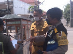 Bhabinkamtibmas dan Kepala Pemerintahan Kelurahan Cipadung Kulon Lakukan Pendataan Terhadap PKL