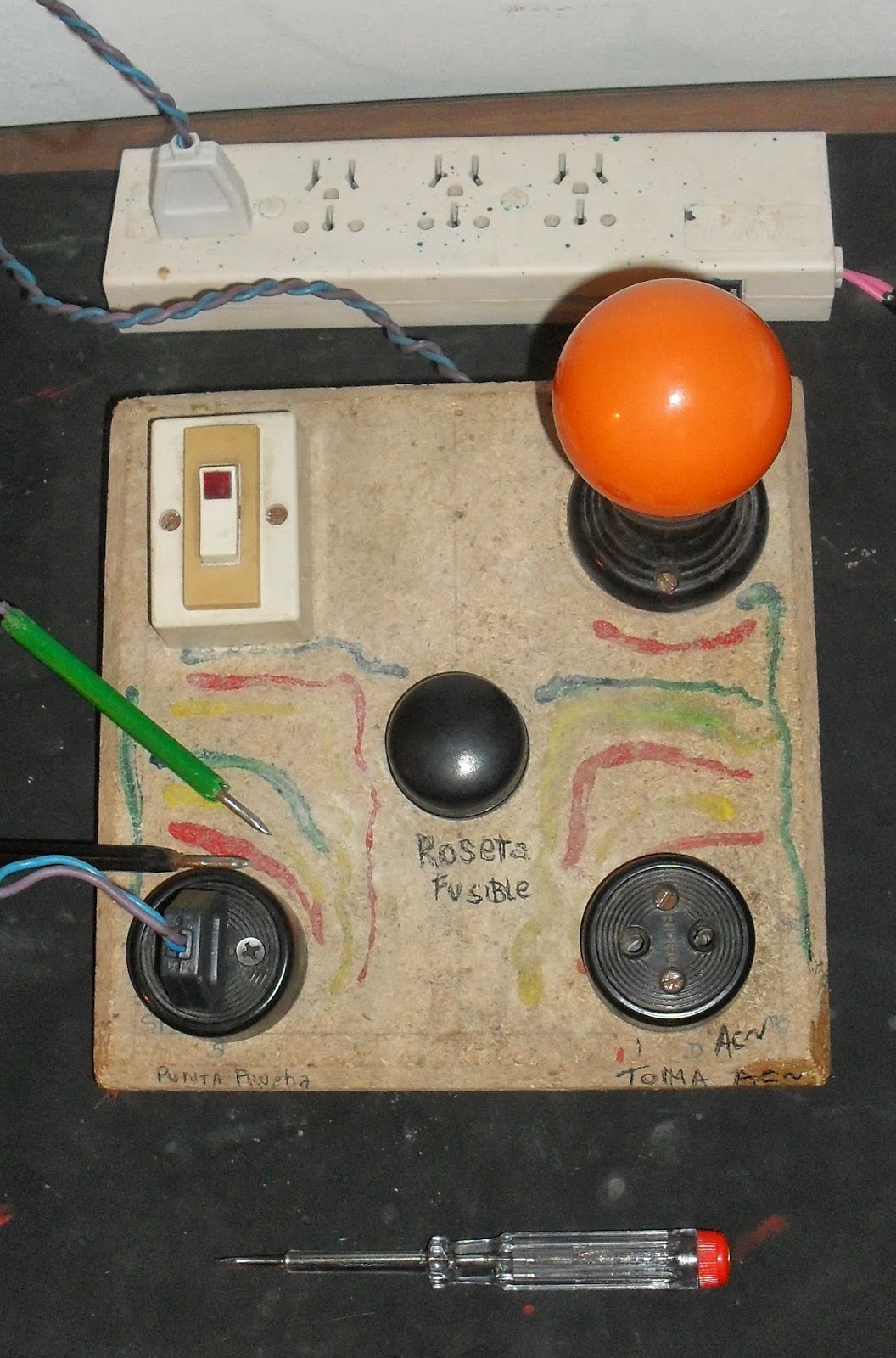 Construye Tu Tablero de Pruebas . Taller de Electricidad del Colegio