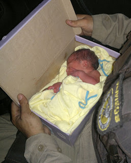 Recém-nascido é encontrado em caixa de sapatos na Bahia