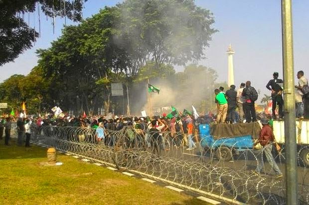 Demo 20 Mei, Ribuan Mahasiswa Bakar Ban di Depan Istan