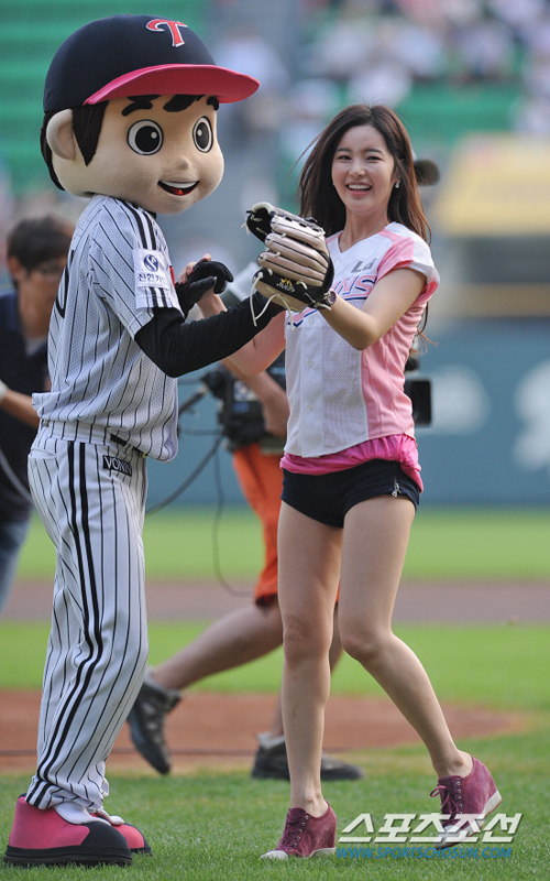 Korean singer Nam Gyu Ri wears a super short pant at Jamsil Stadium in