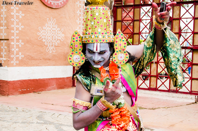 dancer with cellphone at shilparamam