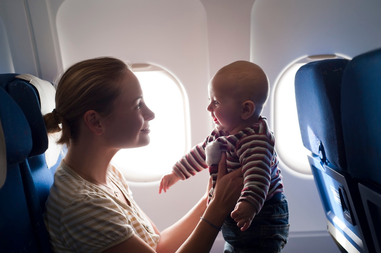 Để trẻ không quấy khóc trên máy bay 6 baby on plane2