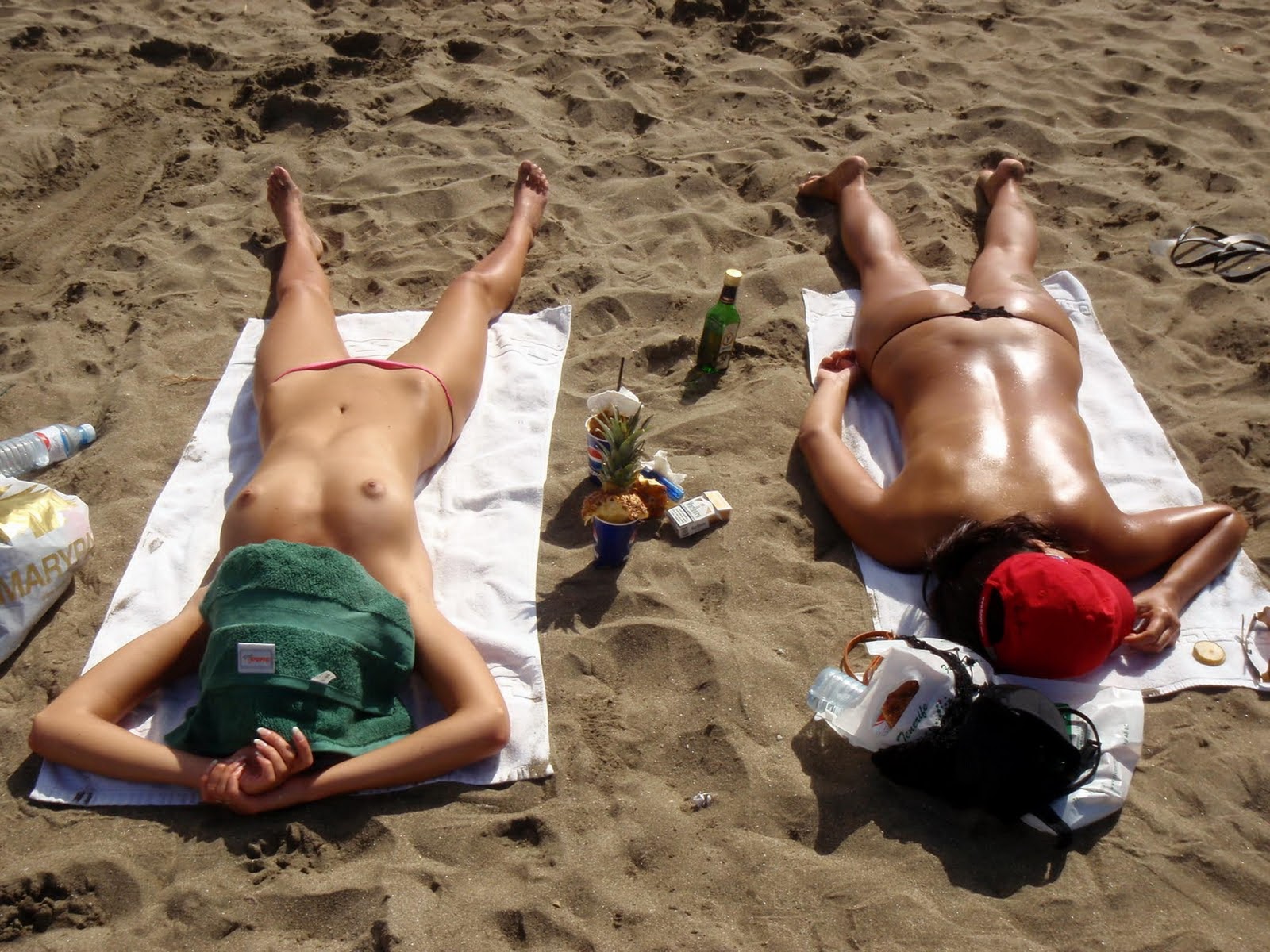 Зрелая пара загорают голыми на пляже фото
