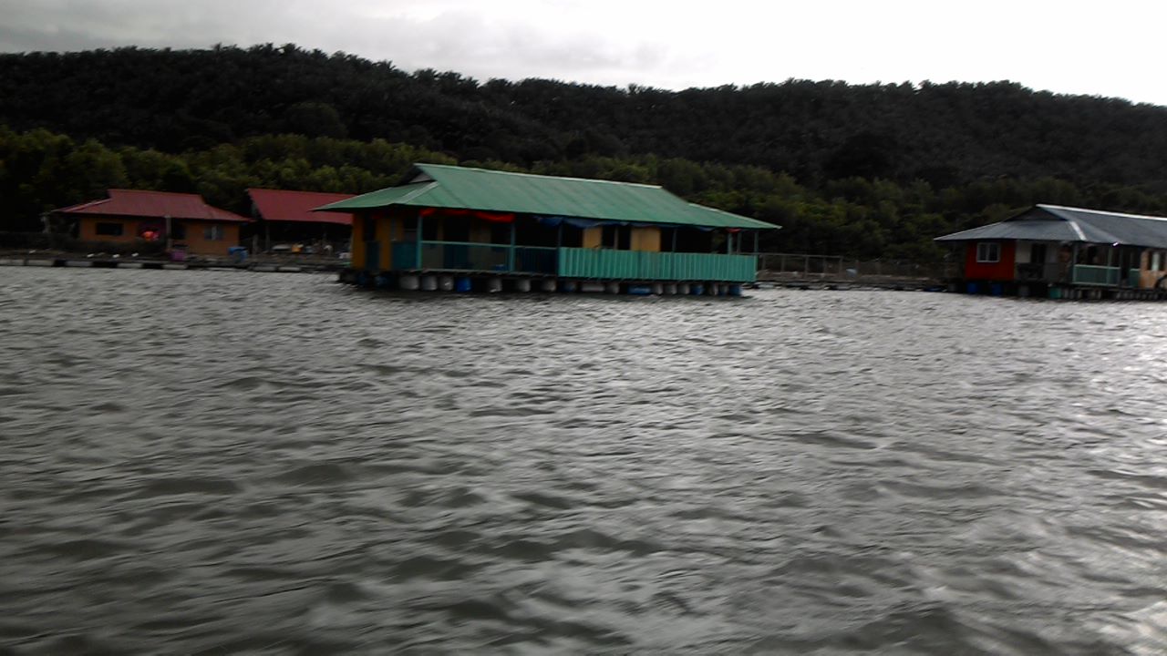 Restoran terapung chalet teluk bayu