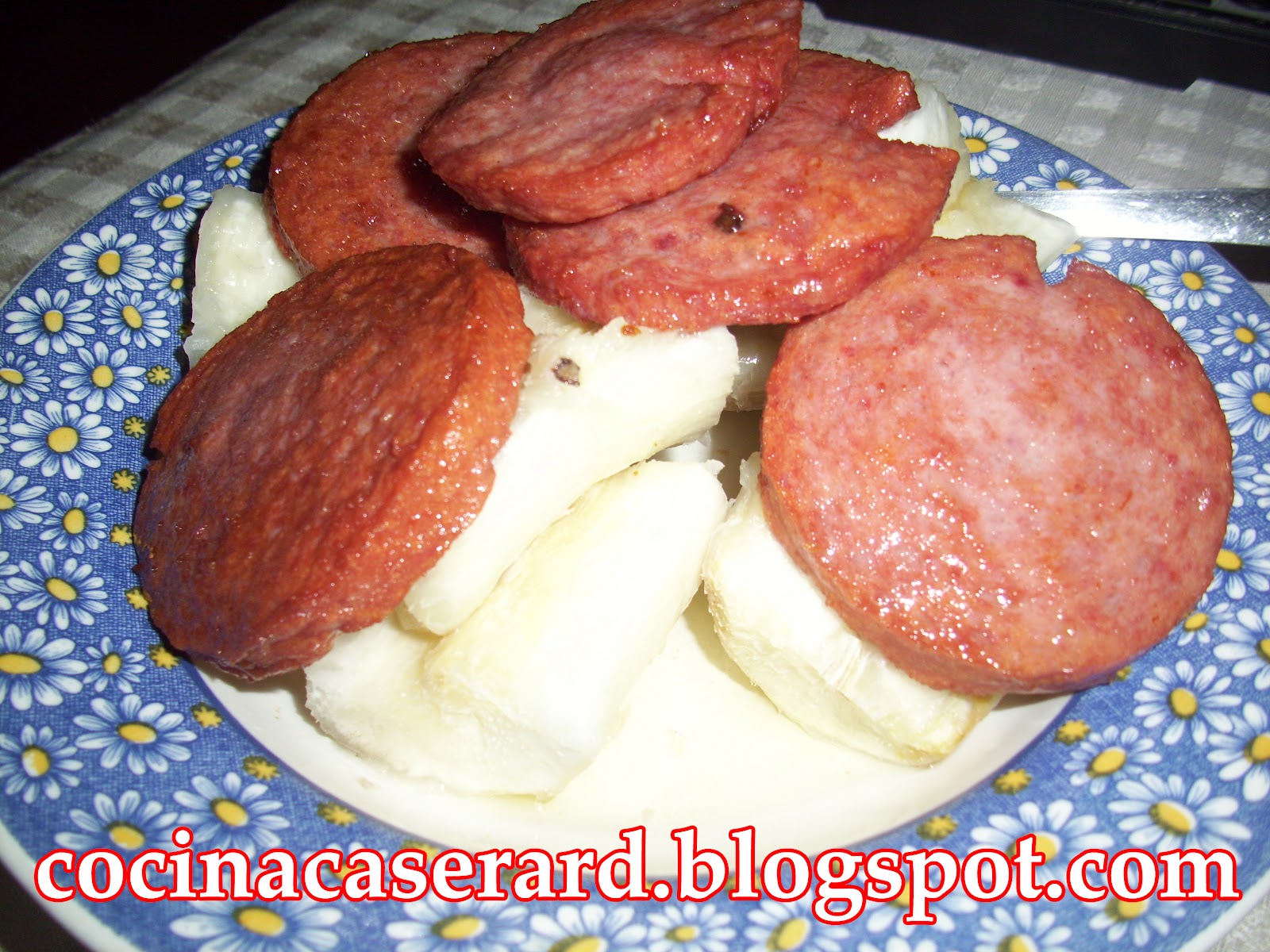 Cocina casera República Dominicana Yuca con salami
