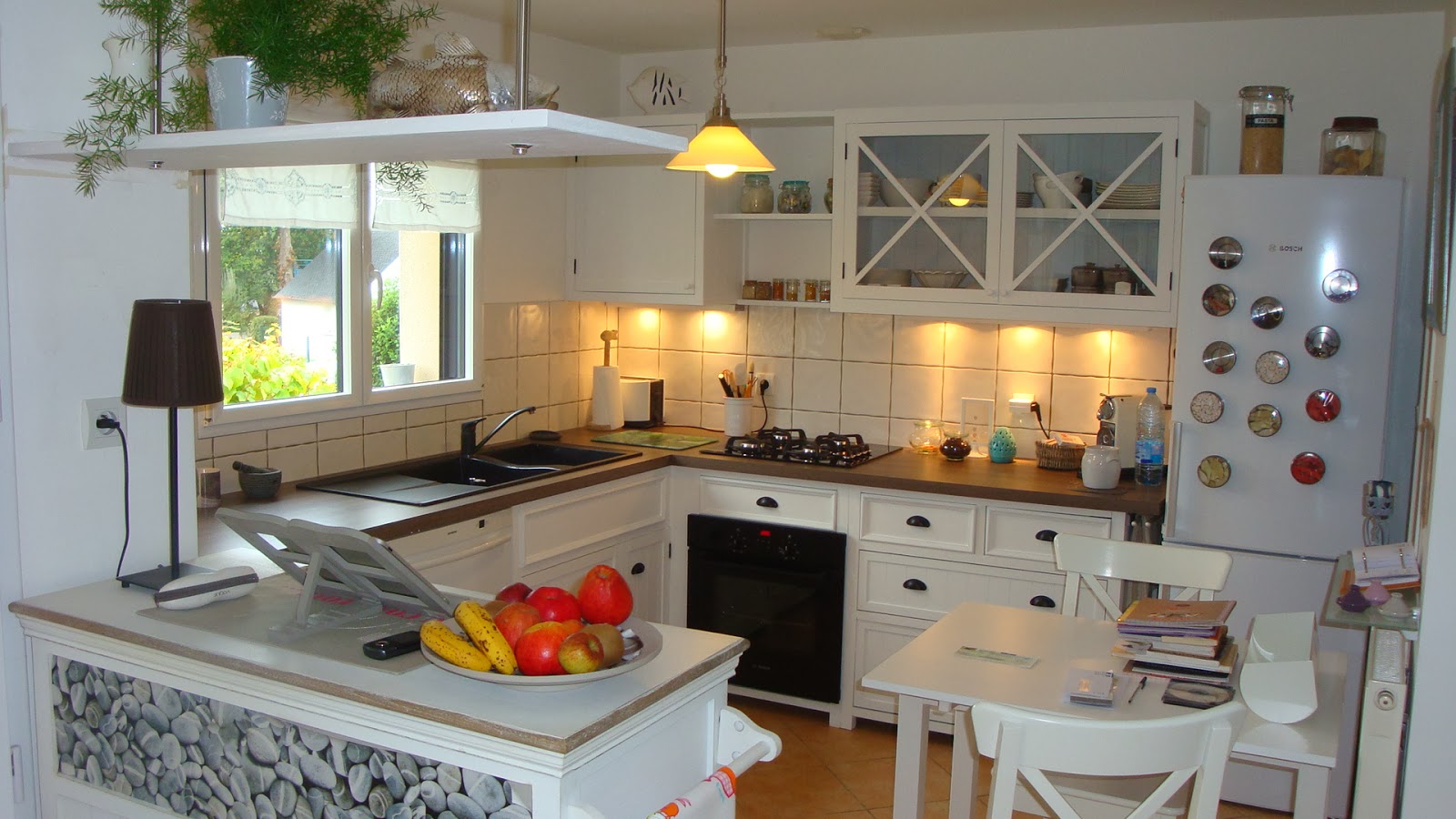 Cuisine blanche plan de travail bois