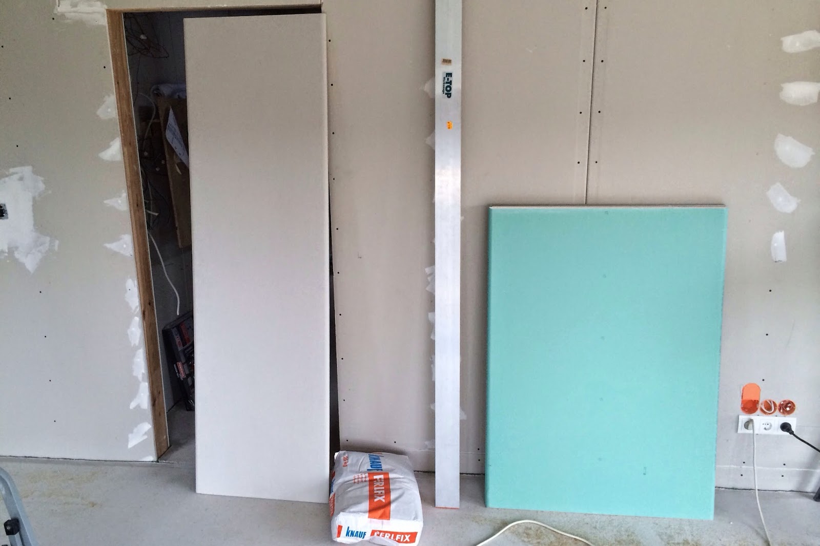 unterzug wohnzimmer:unterzug wohnzimmer : die weißen Platten sind für den Unterzug unterzug wohnzimmer:unterzug wohnzimmer : die weißen Platten sind für den Unterzug