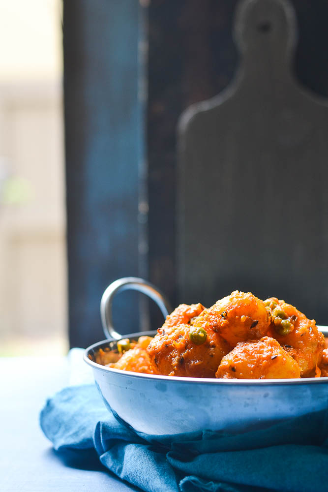 Mix and Stir Hing Diye Niramish Aloor Dom ( Dum Aloo without onion