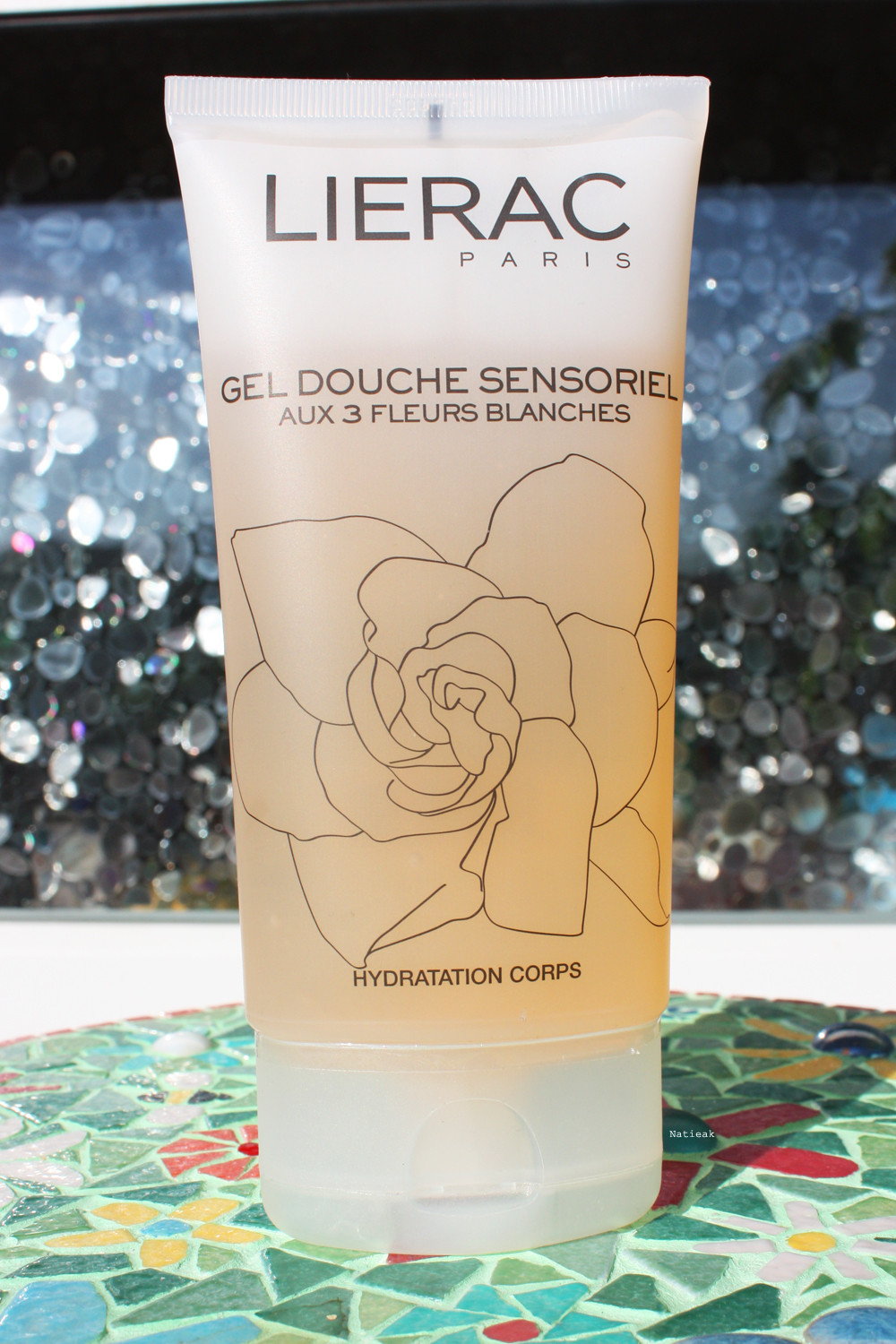 Gel douche sensoriel aux trois fleurs blanches de Lierac que ça sent bon Le petit monde de