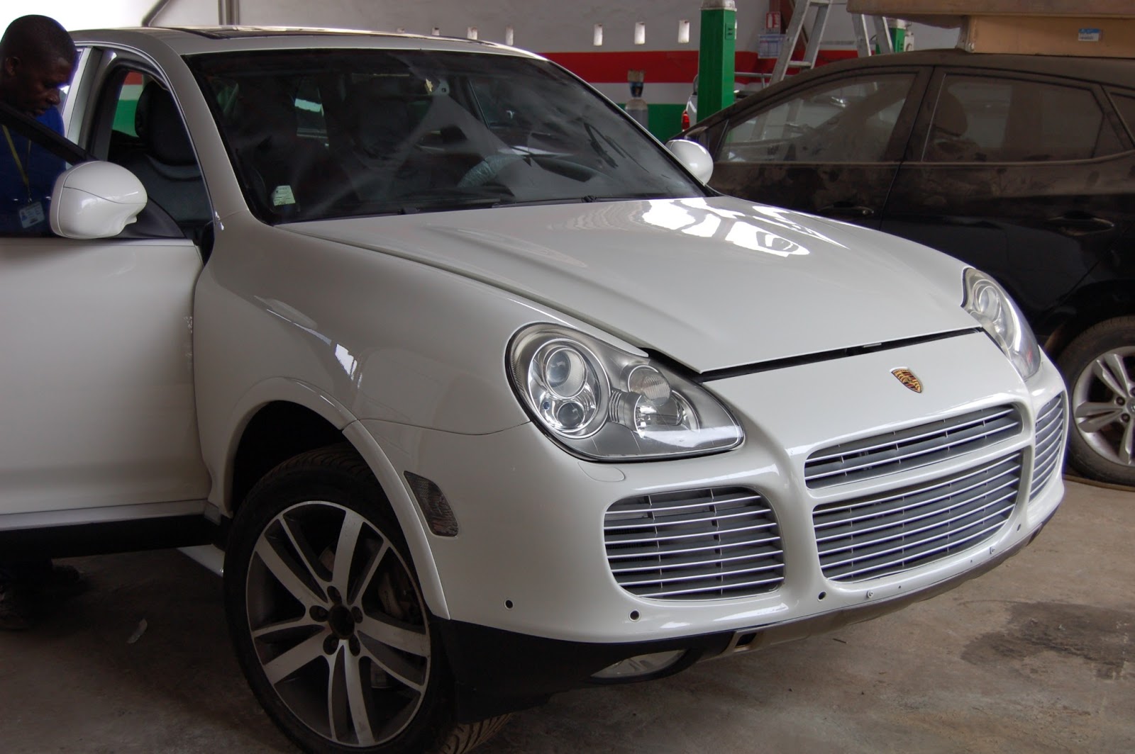GARAGE FÉDÉRAL LIBREVILLE PEINTURE PORSCHE CAYENNE CHANGEMENT DE TEINTE DU NOIR AU BLANC