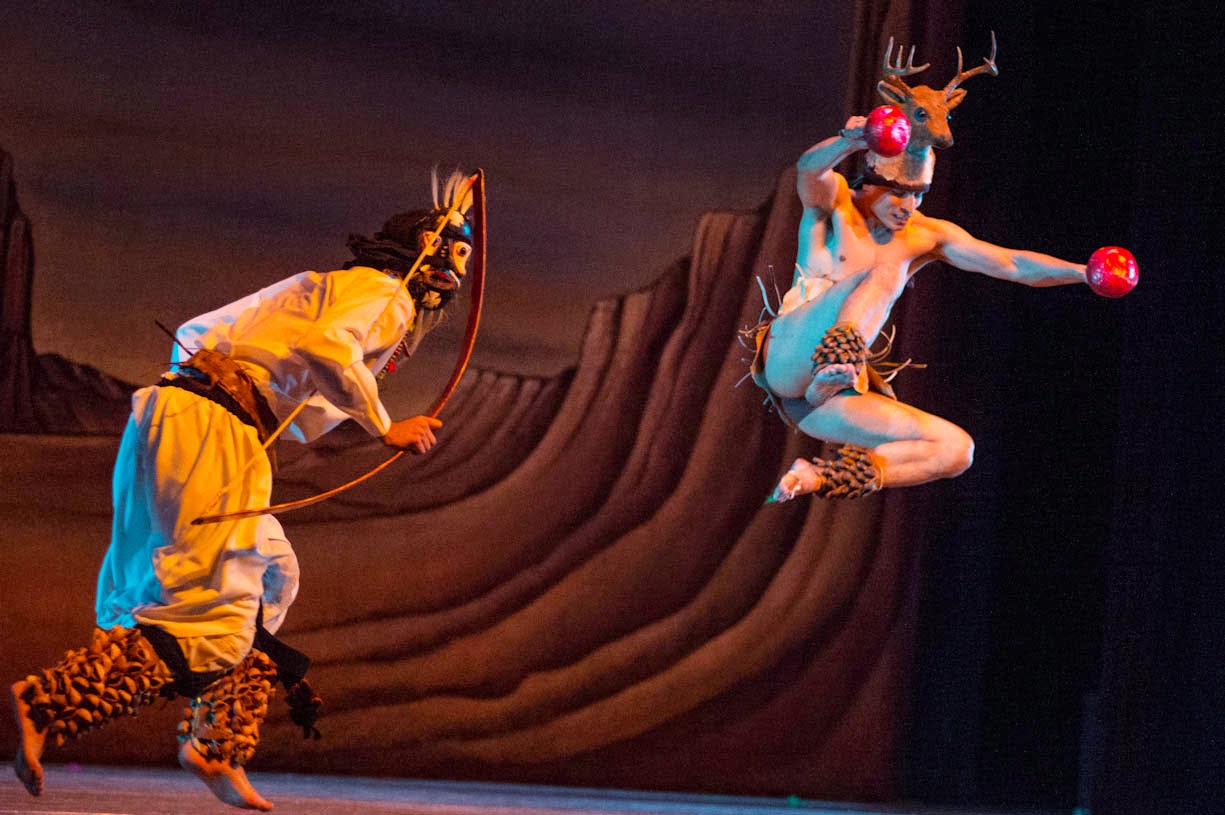 La Danza Del Polvo En Los Rayos Del Sol La danza: Lenguaje del cuerpo : LA DANZA DEL VENADO