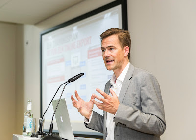 Ein Foto zeigt Zentraleuropa-Chef Philipp Justus bei einem Vortrag