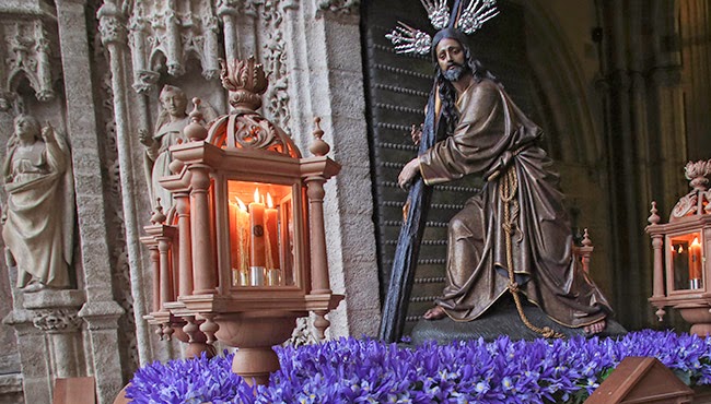 Resultado de imagen de Hermandad y Cofradía del Santísimo Cristo de la Corona y Nuestra Señora del Rosario sevilla ITINERARIO SEMANA SANTA DE SEVILLA 2018