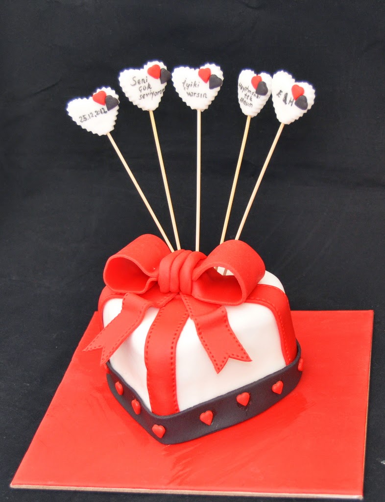 Mie Pastanesi KIRMIZI KALPLİ KURDELELİ PASTA