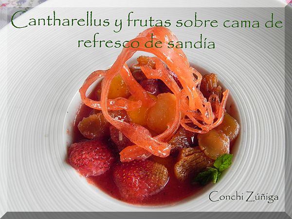 Cantharellus Y Frutas Sobre Cama De Refresco De Sandia
