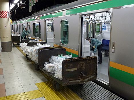 東京に未だに残る新聞輸送荷物列車