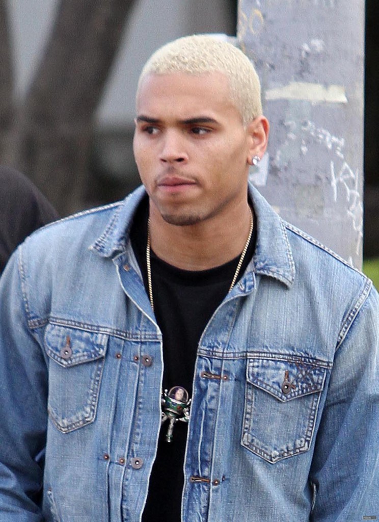 chris brown blonde. Chris Brown may have dyed his