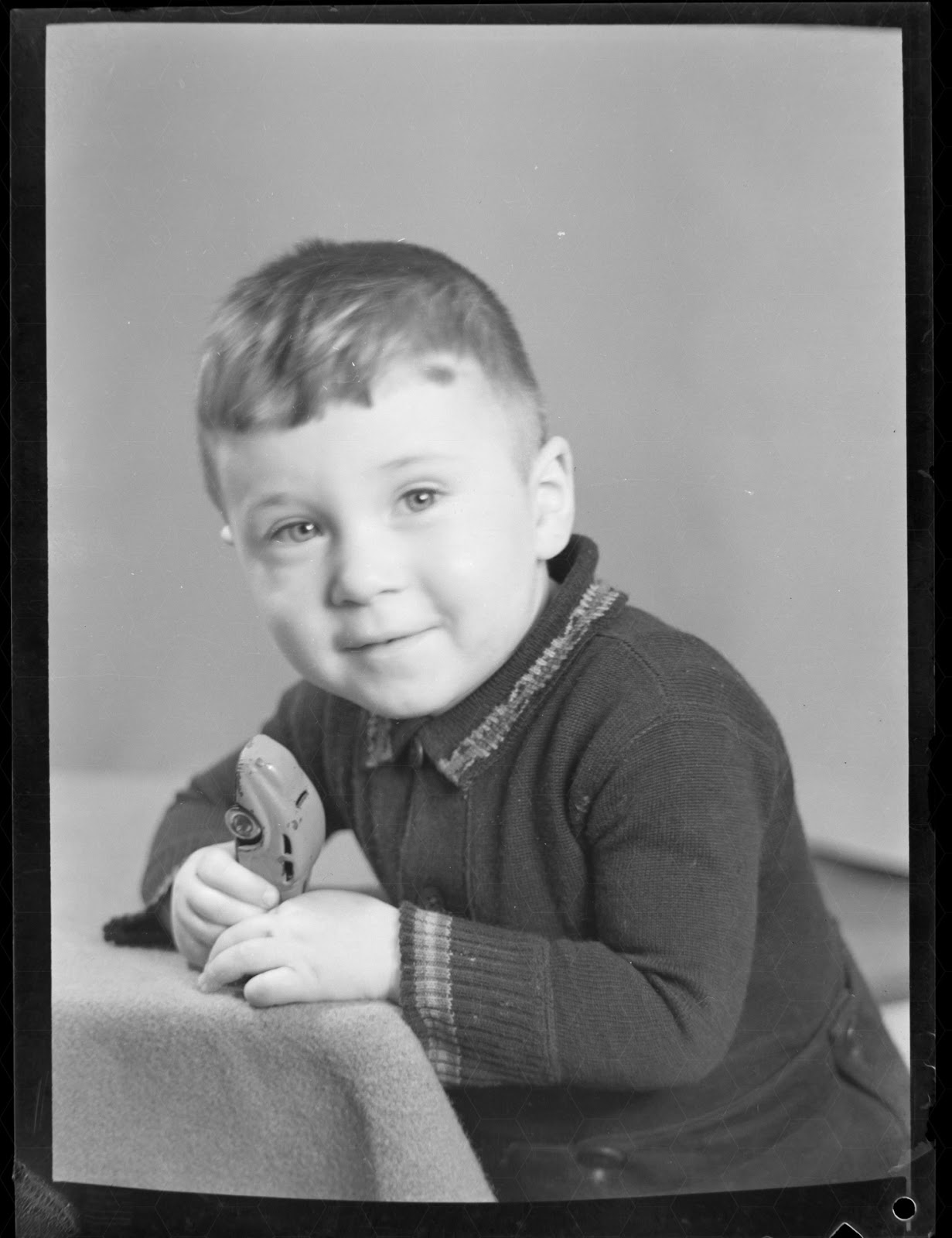 4-6 jähriger Junge mit Spielzeugauto - 1920-1960