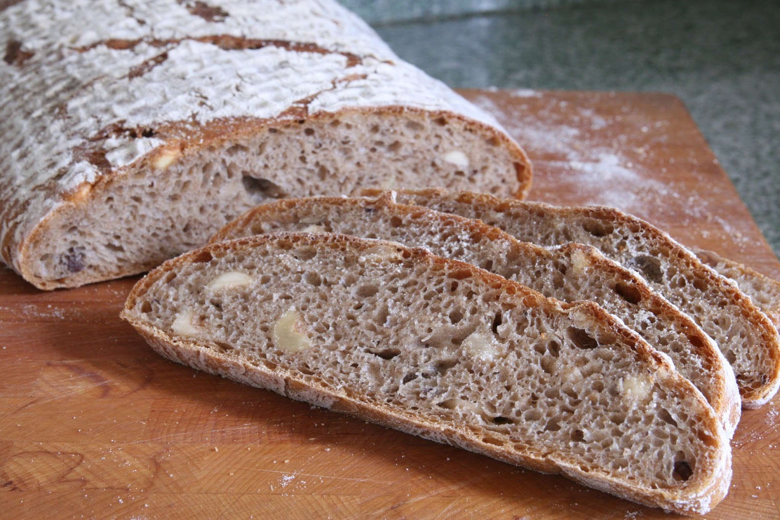 Huis, tuin en keukenvertier Zuurdesembrood met hazelnoten