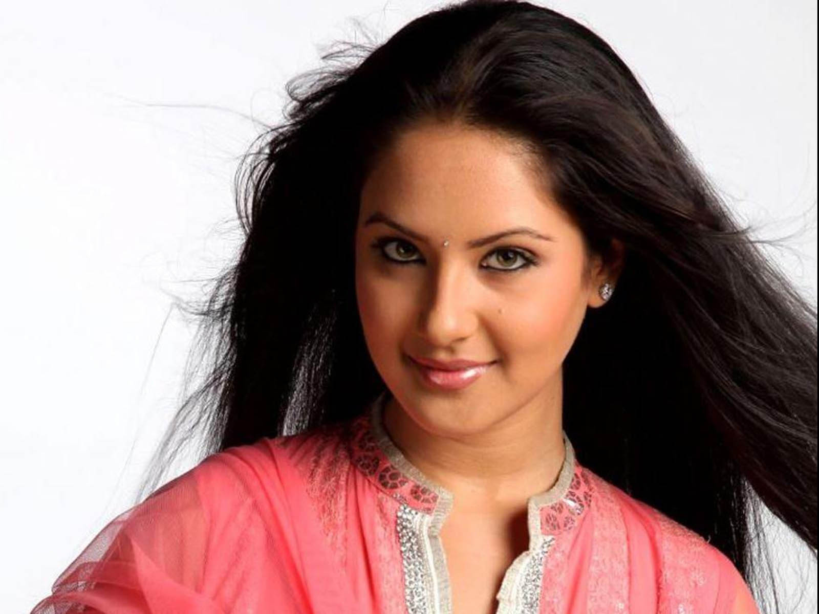 http://2.bp.blogspot.com/-RKQ0413Ur0s/URh4vqhsHxI/AAAAAAAAF4I/9yaiAvRUIXQ/s1600/Pooja+Bose+Smart+Wallpapers+(9).jpg