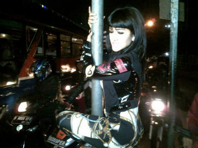 Julia Perez Menari Seksi Di Tiang Lampu Julia Perez Menari Seksi Di Tiang Lampu
