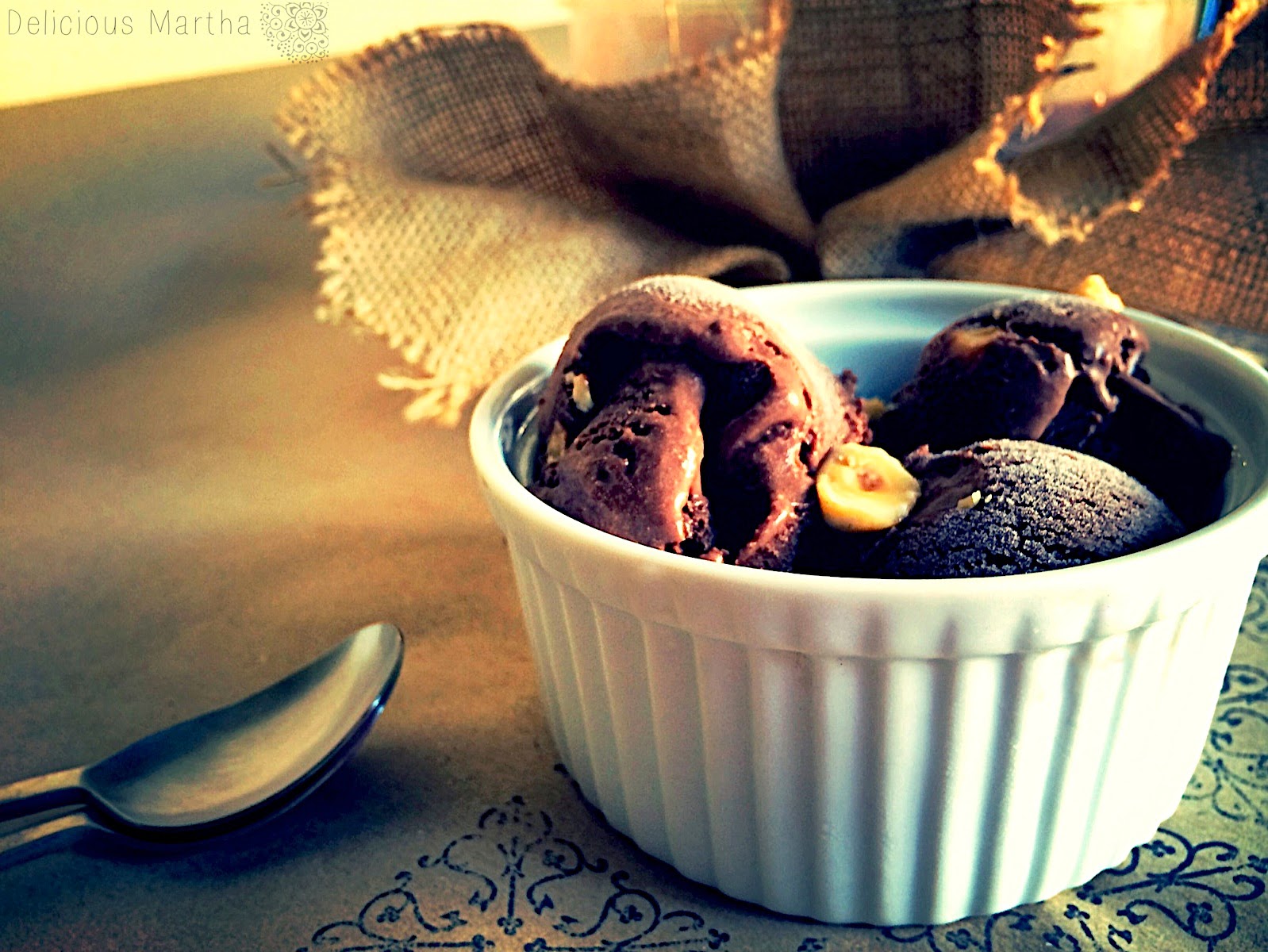 Helado de chocolate negro con avellanas