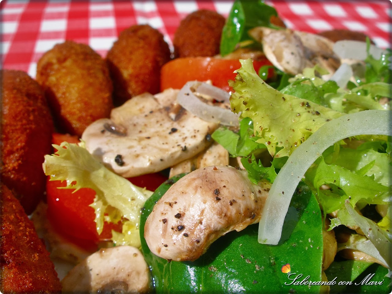 Seitán Rebozado, Croquetas De Mijo De Queso Con Ensalada Con Champiñones
