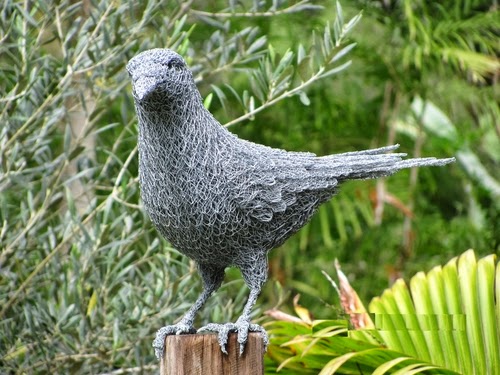 11-The-Crow-Chicken-Wire-Sculptures-Sculptor-Ivan-Lovatt-www-designstack-co