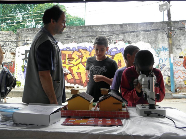 Ação nos bairros contra dengue na Comunidade Cantagalo Pavão Pavãozinho
