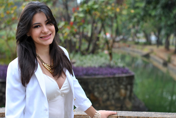 Bárbara Urias - look, blazer branco, colar dourado de correntes - lagoa da pampulha Bárbara Urias - look, blazer branco, colar dourado de correntes - lagoa da pampulha