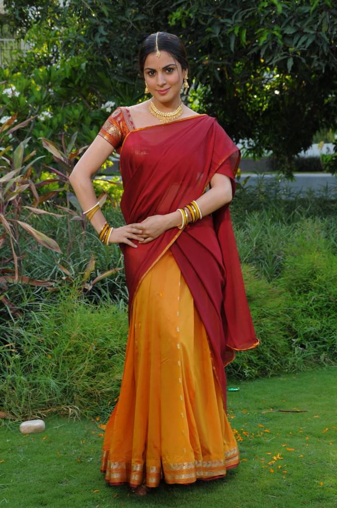 hot woman: Sexy Shraddha Arya spicy stills, Shradha Arya hot photos