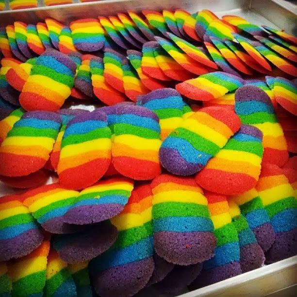 Biskut Lidah Kucing Pelangi atau rainbow cookies - BEN ASHAARI