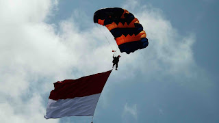 Terjun Payung membawa Bendera Merah Putih Terjun Payung membawa Bendera Merah Putih