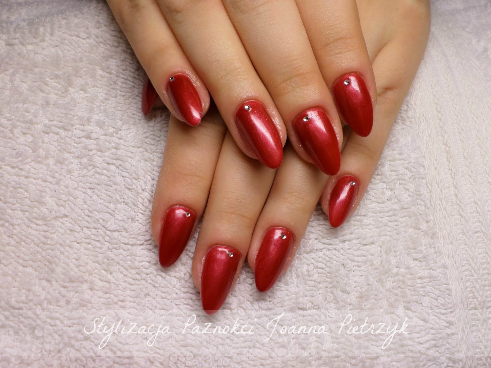 Stylizacja Paznokci Czerwone Migdalki Z Cyrkoniami Sv