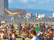 A busy afternoon on Barcelona Beach (beach )