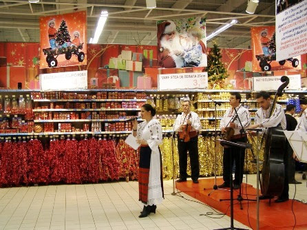 Cluj-Napoca, decembrie 2007 - Prezentator al momentului festiv de inaugurare a unui spațiu comercial