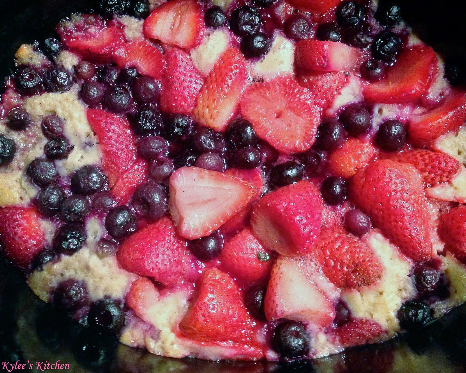 Kylee's Kitchen IMPOSSIBLY EASY CROCK POT BERRY COBBLER
