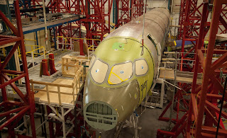 http://2.bp.blogspot.com/-RVGIO2JVkp4/UH8rZqPZbKI/AAAAAAAACPQ/4CwYd8yFAjo/s1600/CSeries-Complete-Airframe-Static-Test-CAST-nas-insta%C3%A7%C3%B5es-de-St-Laurent-em-Qu%C3%A9bec-foto-Bombardier.jpg
