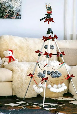 Árvore de natal em um tripé Árvore de natal em um tripé